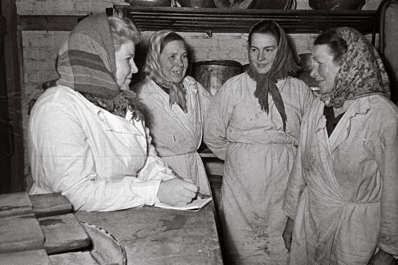 Väike-Maarja rajooni R. Pälsoni nimelise sovhoosi karjabrigadir Loreida Heinpalu (vasakult) ning lüpsjad Marie Poom, Valentina Tribunova ja Adele Irva.