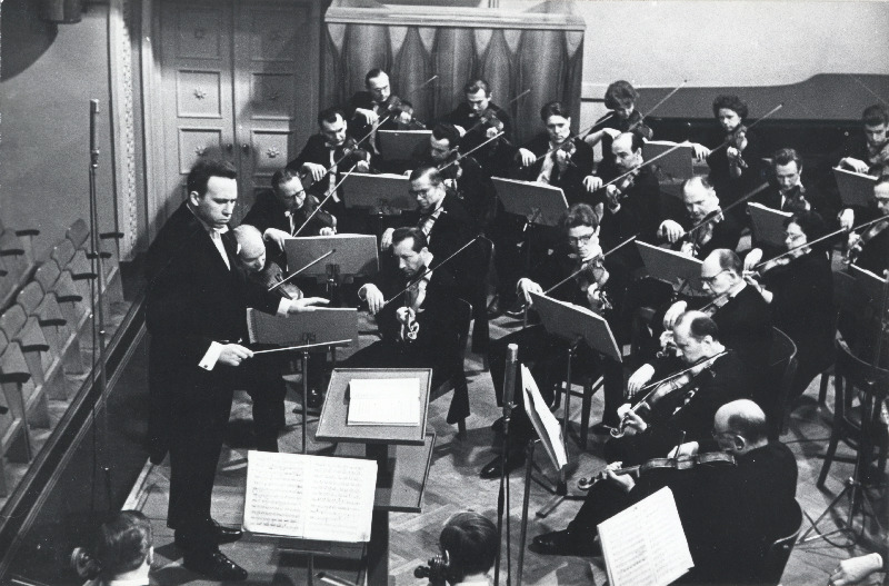 Eesti Raadio sümfooniaorkestri peadirigent Neeme Järvi dirigendipuldis.