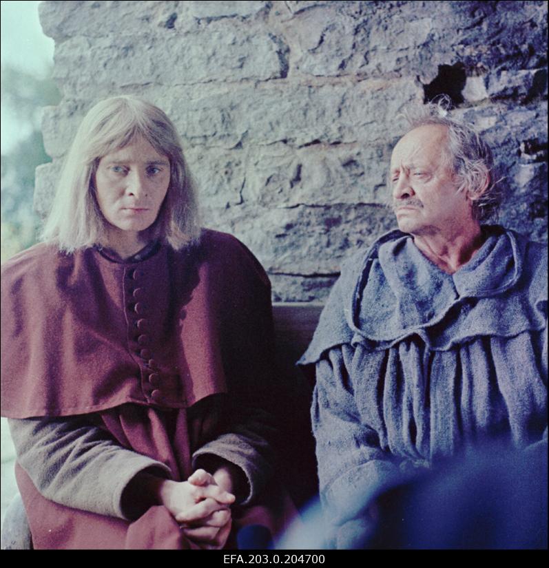 Stseen Tallinnfilmi mängufilmist "Hundiseaduse aegu". Vehula teadjamees Meleleiv (Arvo Kukumägi) ja õpetaja (Jüri Järvet) mõtisklevad.