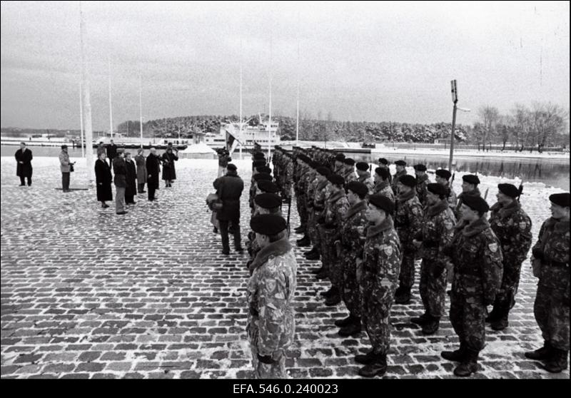 Eesti Piirivalve. Patrullkaatrite pidulik üleandmine Pirita jõe suudmes. Piirivalvureid tervitavad president Lennart Meri ja siseminiser Lagle Parek.