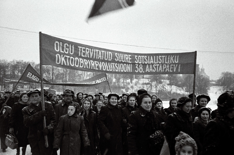 Töötajate demonstratsioon Tallinnas Suure Sotsialistliku Oktoobrirevolutsiooni 38. aastapäeval.