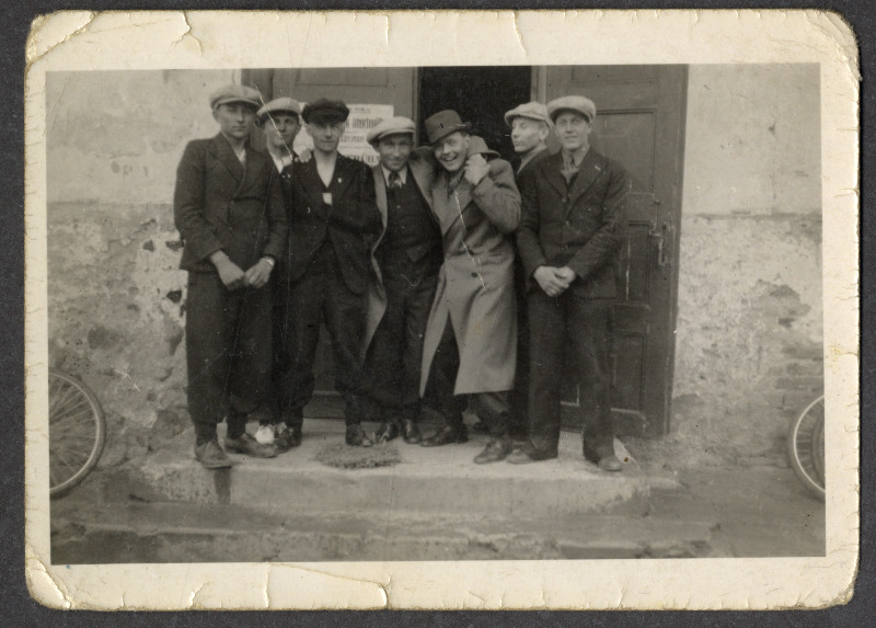 Seitse noormeest mingi asutuse trepil