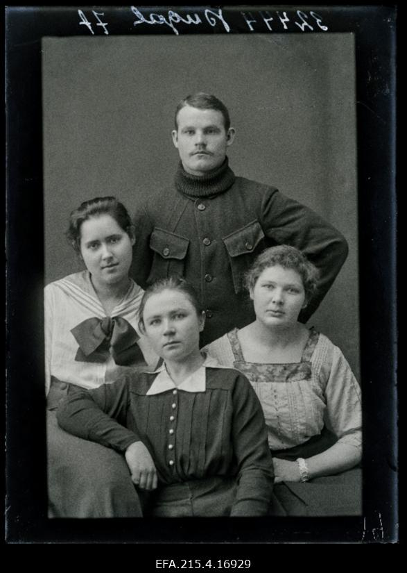 Grupp inimesi, (foto tellija Pugal).