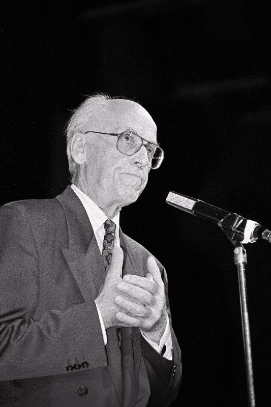 Isamaa valimiskampaania Linnahallis. Lennart Meri kõneleb käed rinnal.
