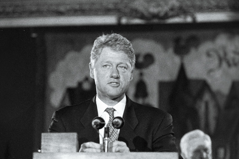 USA president Bill Clinton Riias.