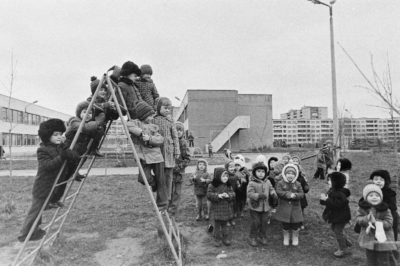 Puuvillakombinaadi "Kreenholmi Manufaktuur" lastepäevakodu lapsed jalutuskäigul