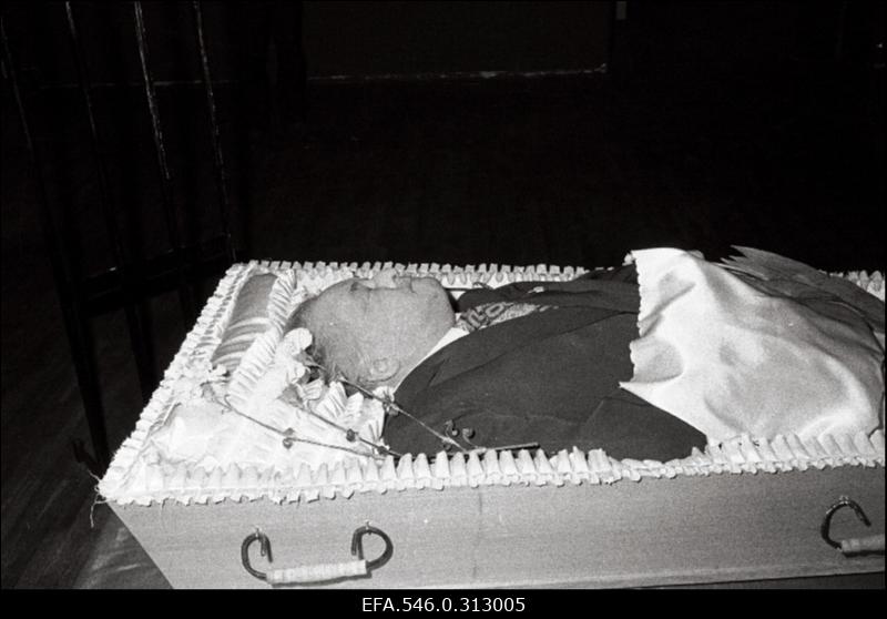 ENSV teenelise ajakirjaniku, sõjaveterani, Lenini ordeni kavaleri, ENSV Ülemnõukogu nelja koosseisu saadiku, "Rahva Hääle" pikaaegse (alates 1955.a) peatoimetaja August Saaremäe (Saaremägi) matus.