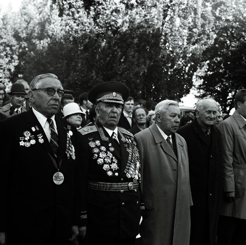 Nõukogude Liidu kangelane, armeekindral Ivan Fedjuninski Tallinna fašistlikust okupantidest vabastamise 31. aastapäeva pidustustel. Vasakul erupolkovnik V. Võrk.