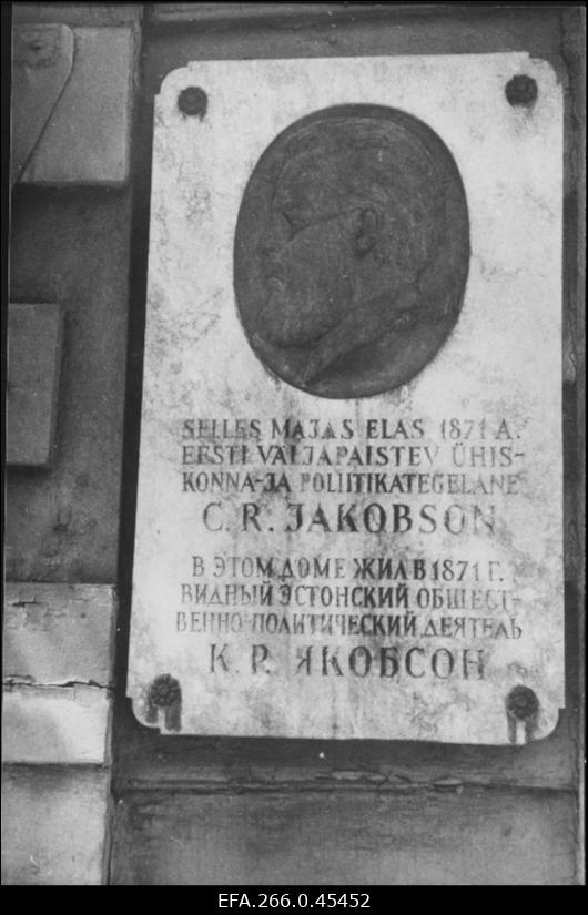 Mälestustahvel hoonel Leineri tänav nr. 35, kus elas 1871. aastal väljapaistev ühiskonna- ja poliitikategelane C.R. Jakobson.