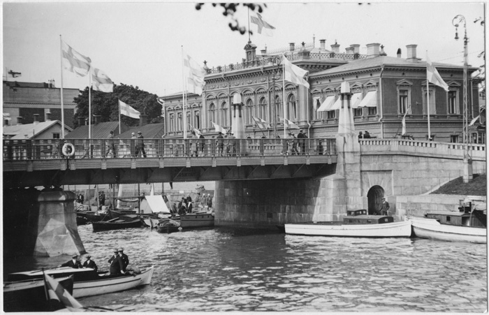 Auransilta juhlaliputettuna