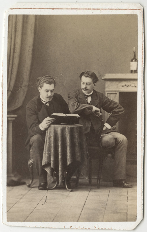 Korporatsioon "Estonia" liikmed Alexander von Ramm ja Arthur Stackelberg laua taga raamatut lugemas, grupifoto