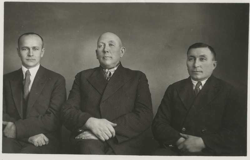 Vasakult paremale E. Neideuberg esimees Ed. Soo ja Peeter Laarman
