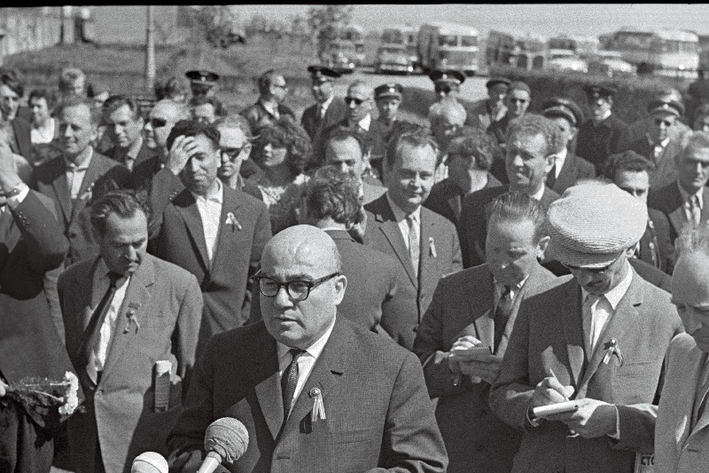 Armeenia NSV Kommunistliku Partei Keskkomitee teine sekretär O. Bagdasarjan mikrofoni ees kõnelemas pärast Armeeni NSV delegatsiooni saabumist Tallinna lennuväljale.