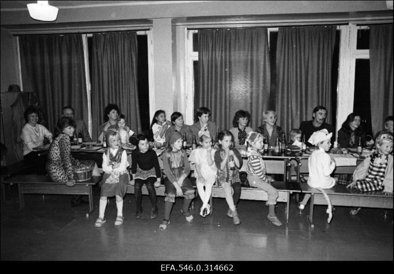 [Tallinna 43.Keskkooli näärikarneval.]