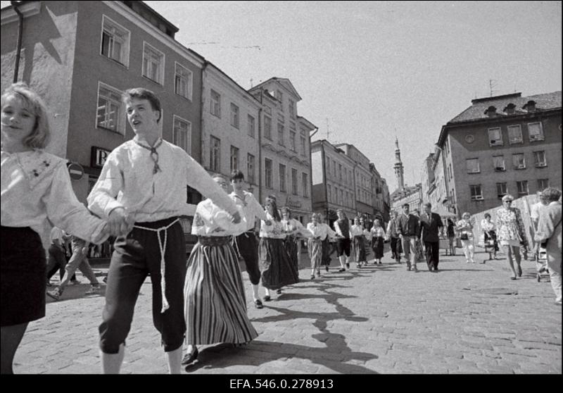 Abituriendid lõpukellapäeval.