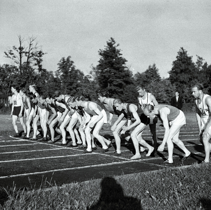 1500 m jooksu start kergejõustikuvõistlustel „Dünamo“ staadionil, paremalt 2. Erich Veetõusme.