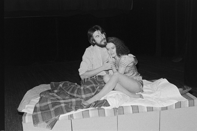Stseen P. Kohouti näidendist Niisugune armastus rahvateatris Salme. Osades K. Korol ja A. Räsu.
