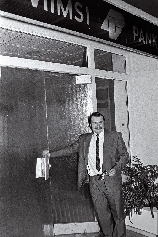Viimsi Panga avamiselt. President J. Seppel uksel.