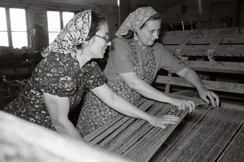 Mõisaküla linaketramise- ja kudumisvabriku Bolševik ketraja A. Noop käärija tööalale ümber kvalifitseerumas. Teda õpetab tehase eesrindlane käärija L. Sakov.