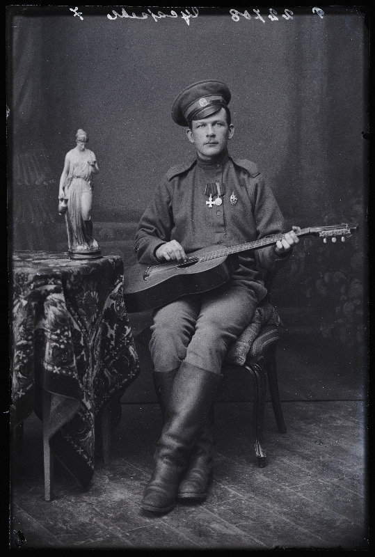 Sõjaväelane Gusaroff (Gusarov) kitarriga.