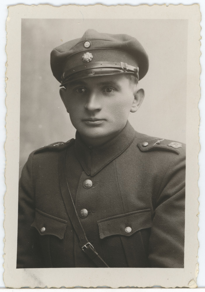 Määratlemata noormees sõjaväe vormiriietuses