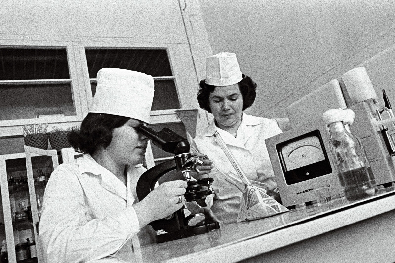 Tallinna Piimakombinadi laboratooriumi töötajad vanemkeemiainsener Zinaida Gubarenko (paremal) ja laborant Ülla Kopli töö juures.