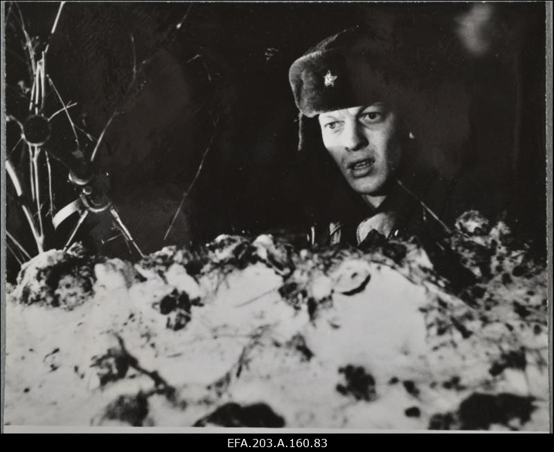 Kaader filmistuudio Tallinnfilm mängufilmist Inimesed sõdurisinelis.