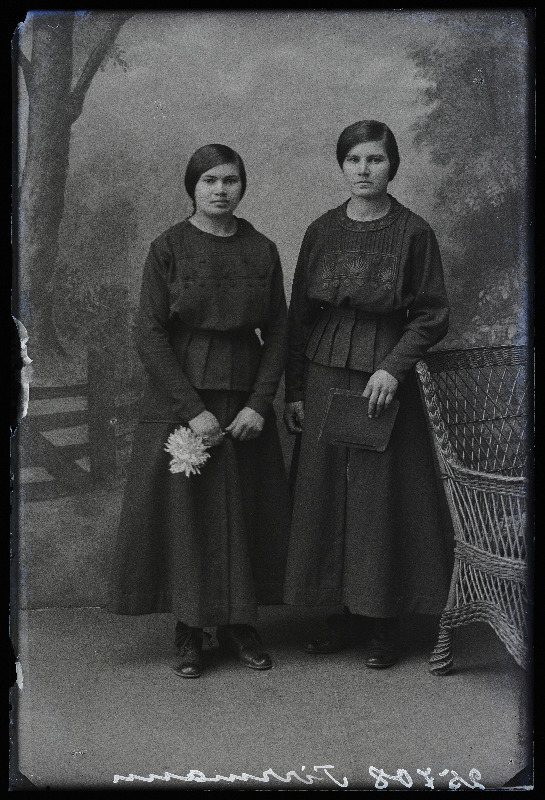 Kaks naist, (foto tellija Tirmann).