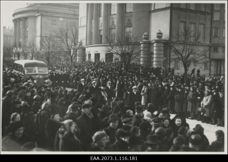 Anton Hansen Tammsaare matused Tallinnas 05.03.1940, matuselised Estonia teatri ees