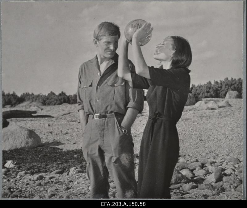 Kaader filmistuudio Tallinnfilm mängufilmist Tütarlaps mustas, vasakult: Tanel - Jozas Budraitis, Saale - Gerlinda Koppelman.