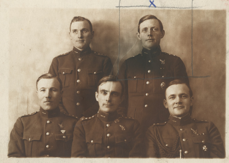 Lendur kpt. Mihkel Parsman (ülal paremal) kaaslastega, portreefoto