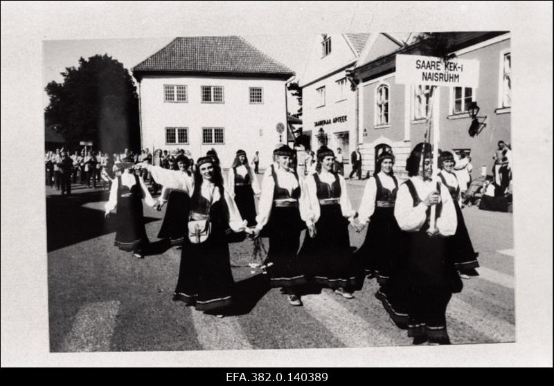 Saare Kolhooside Ehituskontori naistantsurühm Saaremaa laulupäeva rongkäigus.