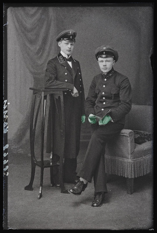 Kaks noormeest, (foto tellija Lacis).