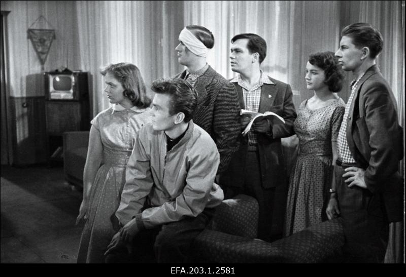 Kaader filmistuudio Tallinnfilm mängufilmist Vihmas ja päikeses.