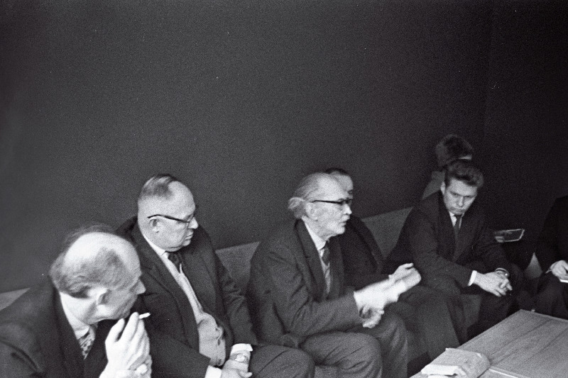 Kirjanik Juhan Liivi 100. sünniaastapäeva tähistamiseks toimunud pressikonverentsist osavõtjad: (vasakult) Rudolf Sirge, Paul Uusman, Friedebert Tuglas, Paul Rummo.