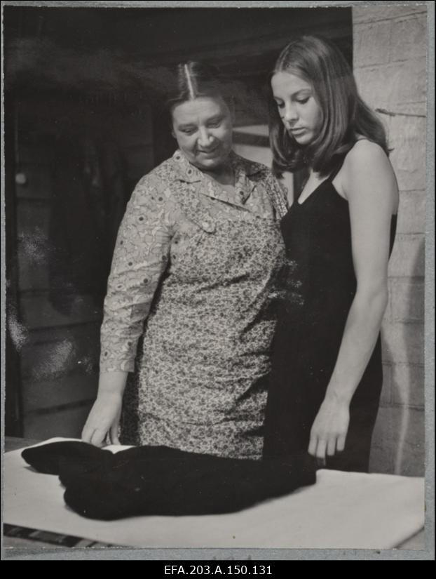 Kaader filmistuudio Tallinnfilm mängufilmist Tütarlaps mustas. Kadi - Lisl Lindau (vasakul), Saale - Gerlinda Koppelman.