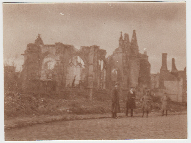 Mehed sõjas purustatud kiriku juures.