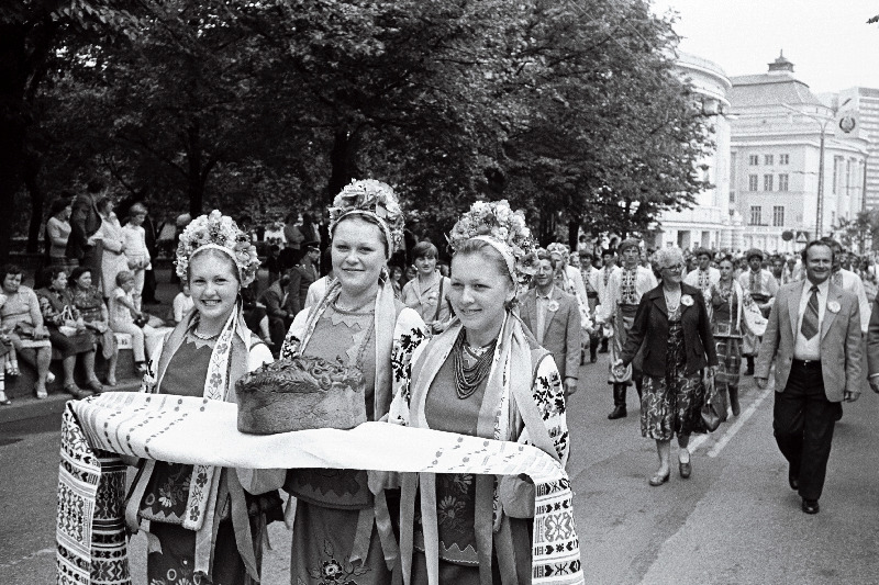 Tantsijad Ukraina NSV-st Eesti NSV rahvatantsupeol.