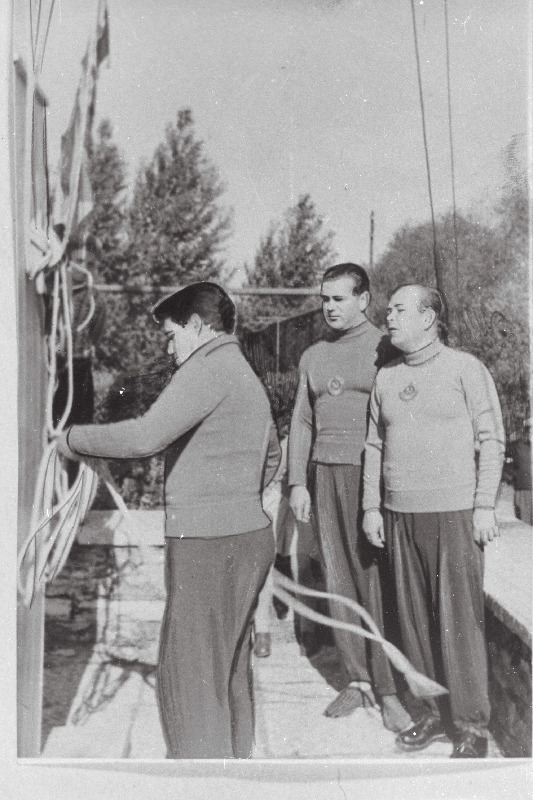 NSV Liidu meistrivõistlused purjetamises kiiljahtidel. Mullused meistrid T. Pinegin, K. Aleksandrov ja M. Bobritski lippu heiskamas.