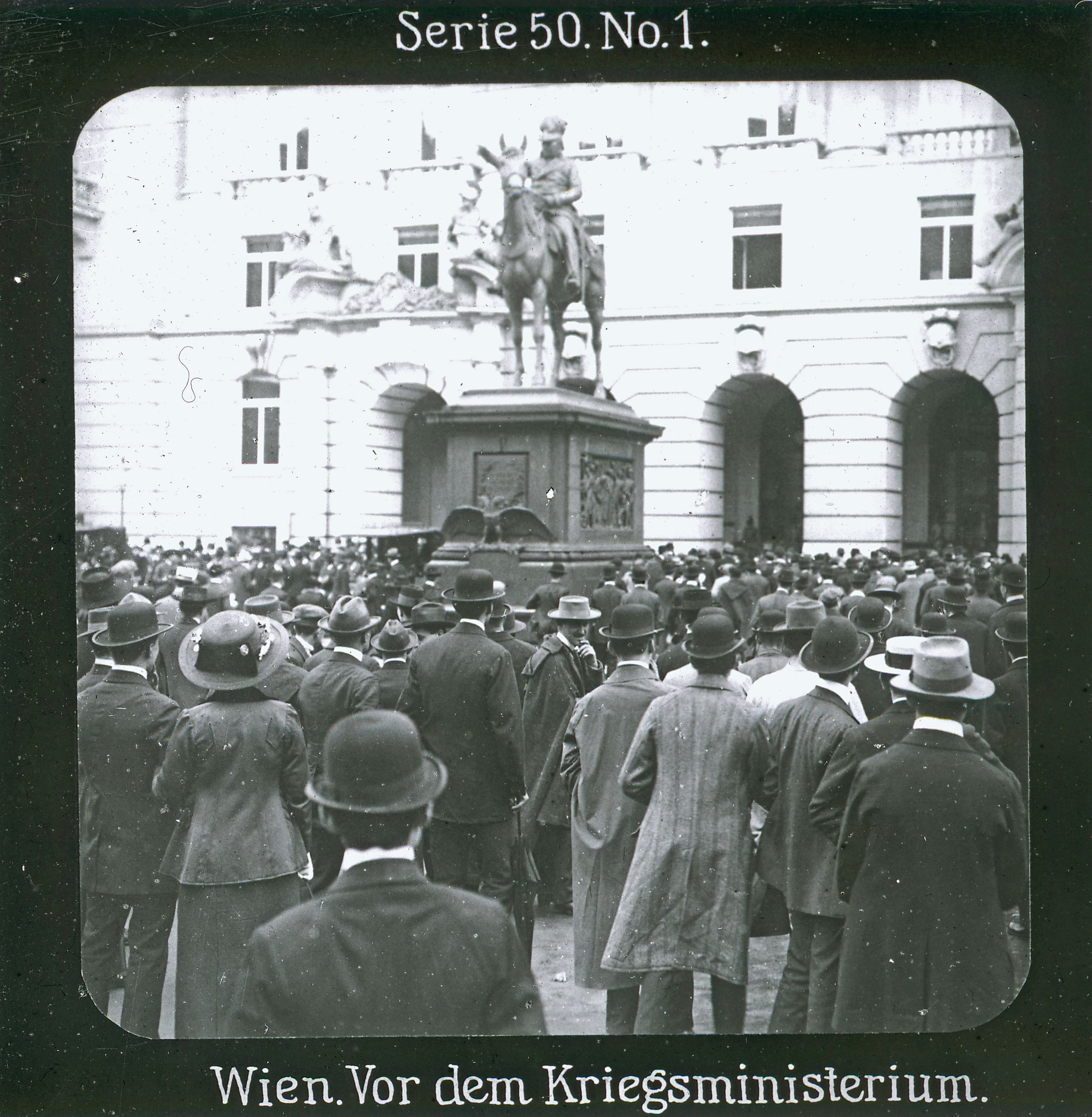People awaiting news in front of the war ministry in Vienna, July 1914