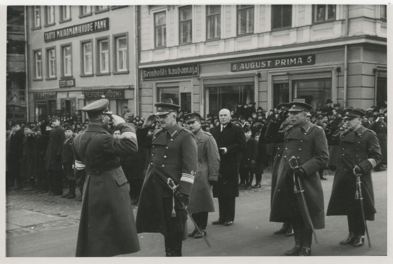 Kaitseliidu Tartu maleva 20. aastapäeva tähistamine Tartus Raekoja platsil 06.11.1937, Tartu maleva pealik kolonel Hugo Kulbok kindralleitnant Johan Laidonerile raporteerimas