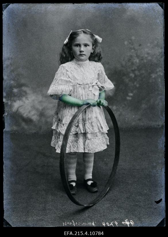 Jaansoni tütar rõngaga.