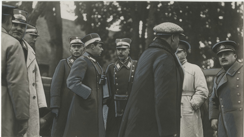 Eesti Kaitseväe suurõppus "Voldi manööver" 20.-22.09.1930, kaitseminister Oskar Köster välisriikide sõjaväelastega vestlemas