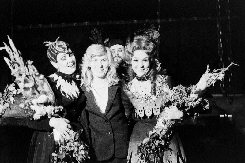 RAT "Estonia" külalisetendused Moskva Suures Teatris. Näitlejad pärast G. F. Händeli ooperi "Alcina" etendust laval. Vasakul Margarita Voites, paremal Anu Kaal.