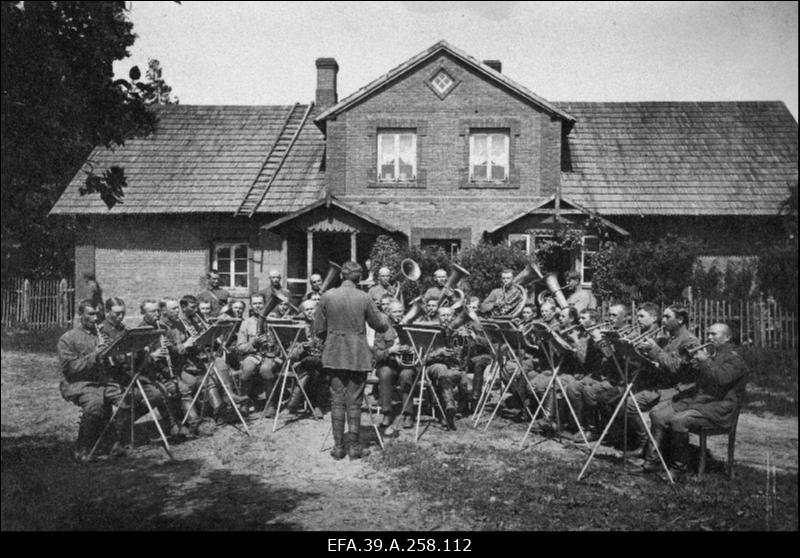 Vabadussõda. 1.Jalaväepolgu orkester harjutamas Adsel-Neuhofi (Jaunmuiža) mõisas.