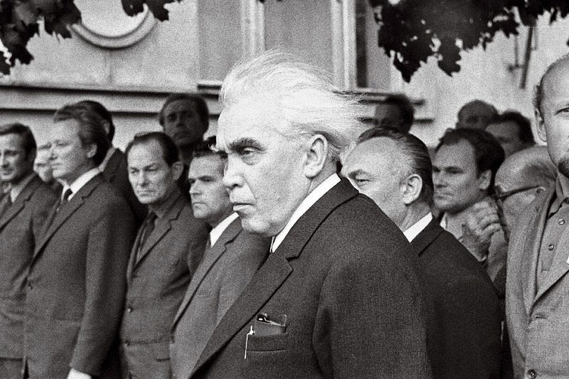 Laulja ja laulupedagoog Aleksander Arderi mälestustahvli avamine Kunderi tänav 17. hoonel. Esiplaanil helilooja ja dirigent Gustav Ernesaks.