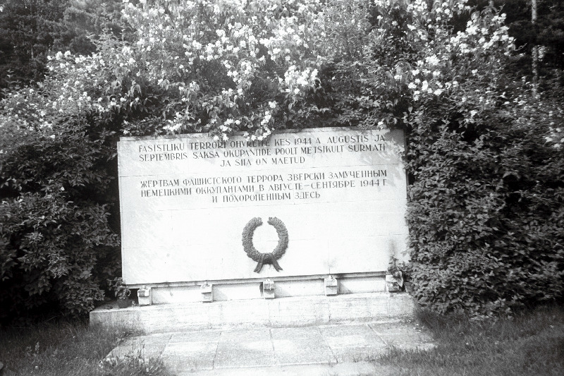 1944. a augustis ja septembris saksa okupantide poolt hukatute mälestusmärk Rahumäe kalmistul.