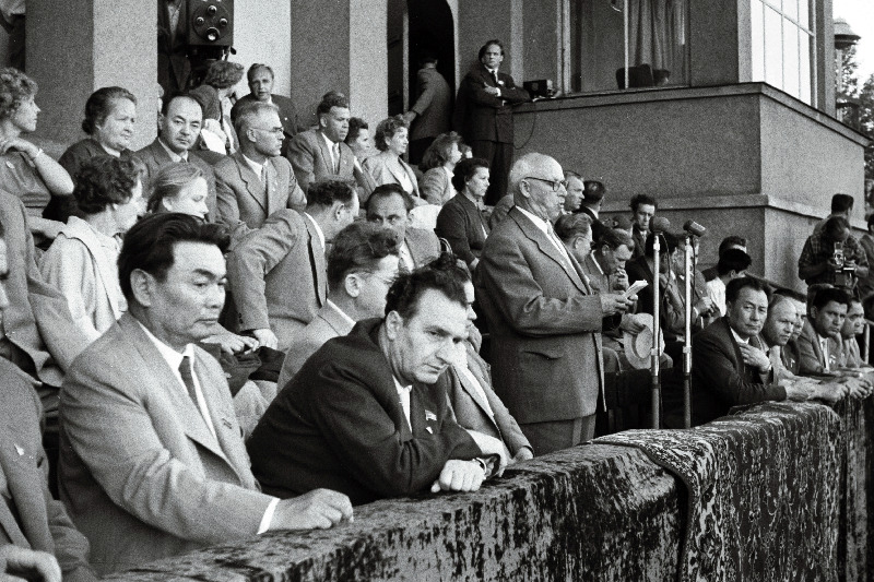 Vennasvabariikide delegatsioonide juhid aukülaliste loožis Eesti NSV 20. aastapäevale pühendatud rahvakunstiõhtul.