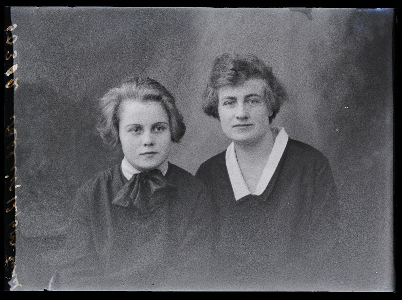 Kaks naist, (foto tellija Allik).