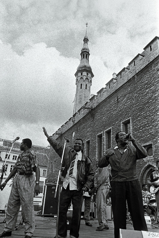 Aafrika ansambli  Africa International kontsert Raekoja platsil. Keskel solist Tabu Ley.